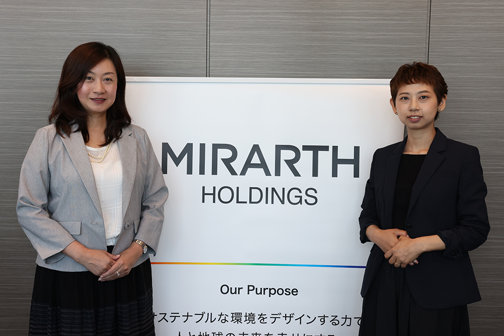 (左から)MIRARTHホールディングス コーポレートコミュニケーション室長 グループ広報課 兼 サステナビリティ推進課 課長 高木 幸子 氏、<br>
同グループ広報課 課長代理 榎本 実樹 氏